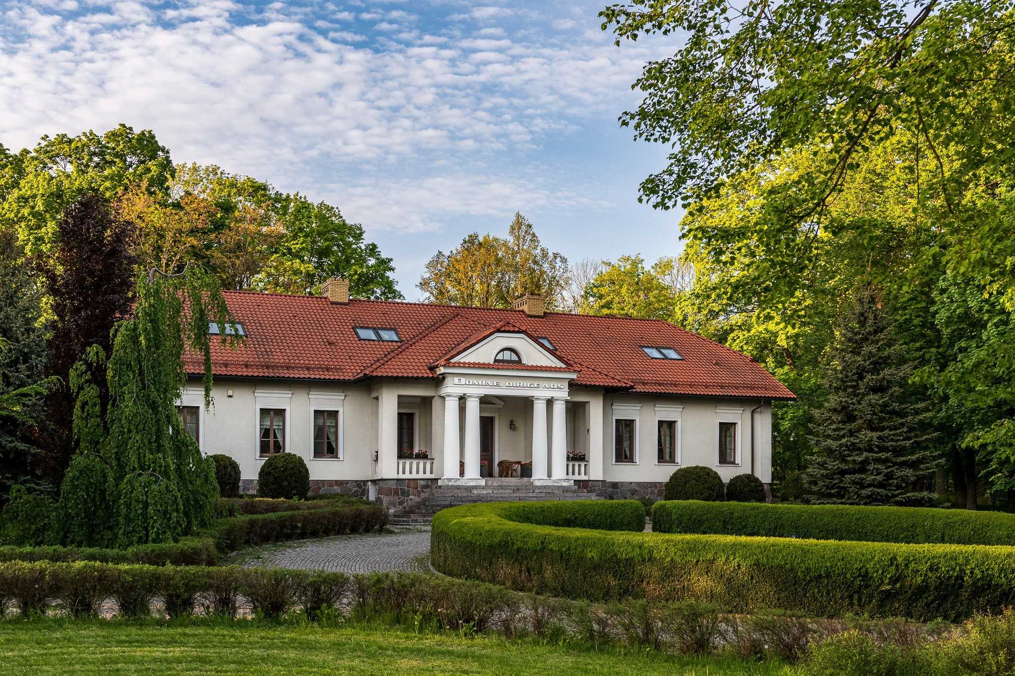 Images Restauriertes Herrenhaus - Przedborz / Lodz