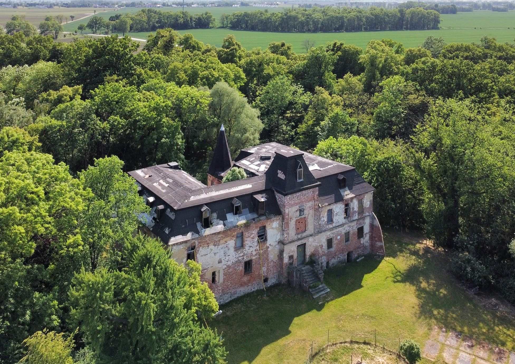 Images Kasteel te renoveren met een klein park in de buurt van Wrocław, Polen