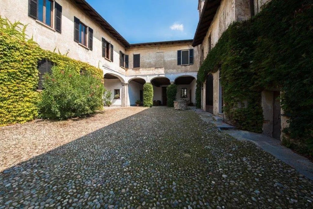 Images Voormalig benedictijnenklooster uit de 13e eeuw te koop nabij Varese