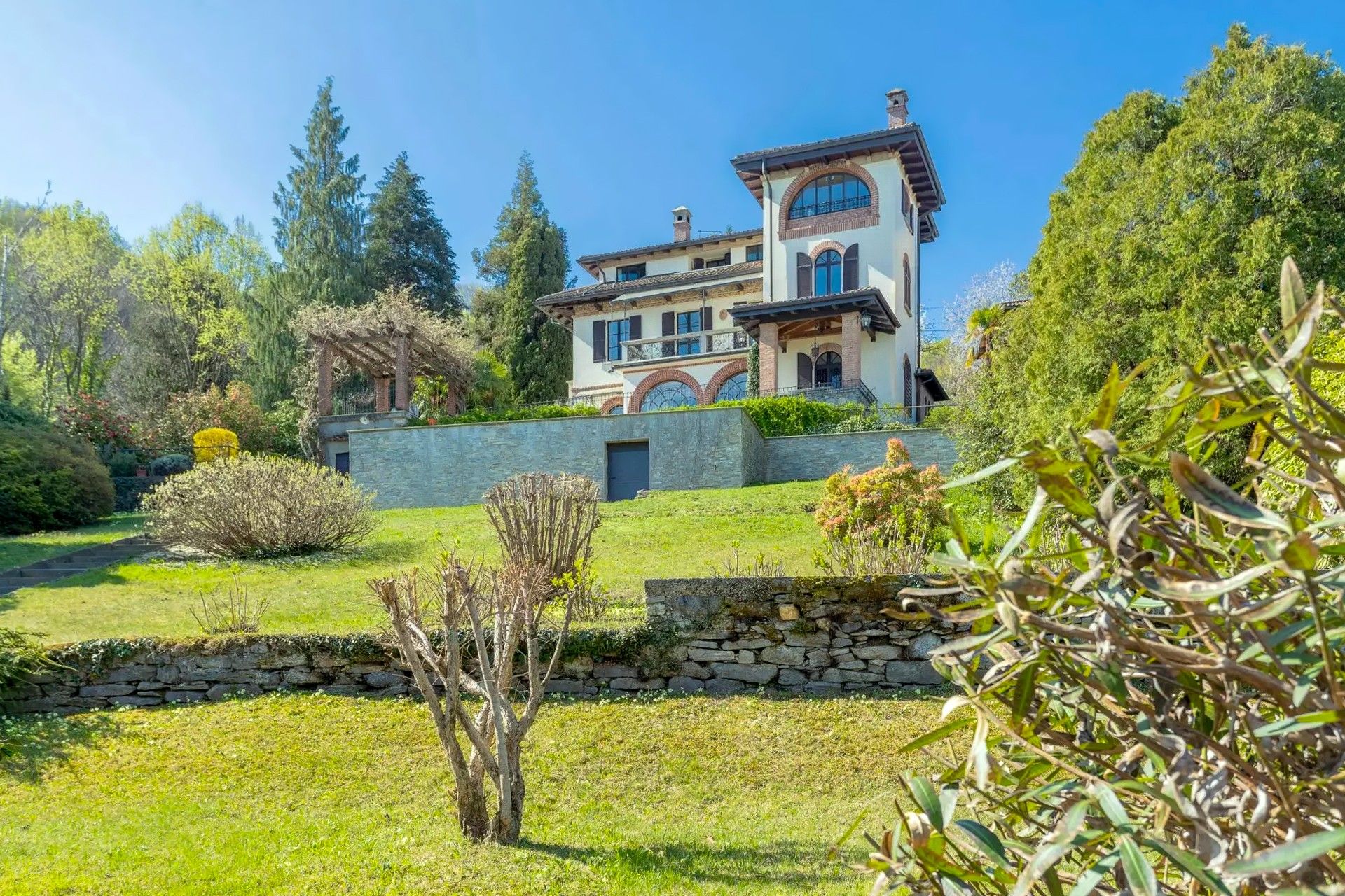 Images Art Nouveau villa met uitzicht op het meer van Stresa