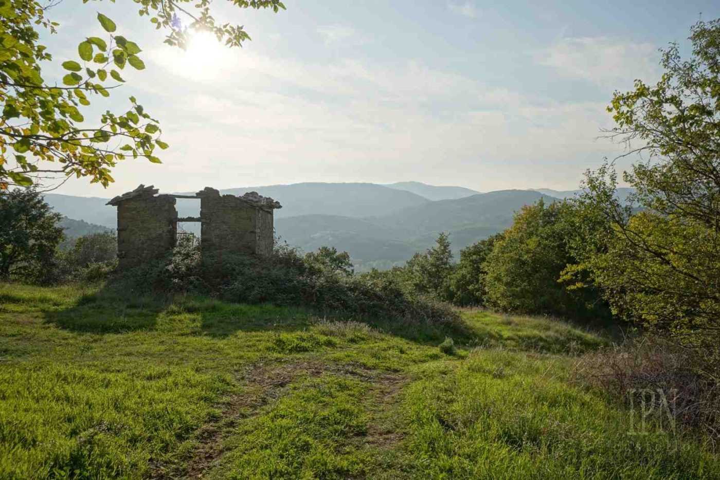Photos Ferme avec 15 hectares de terrain près de Preggio, Ombrie
