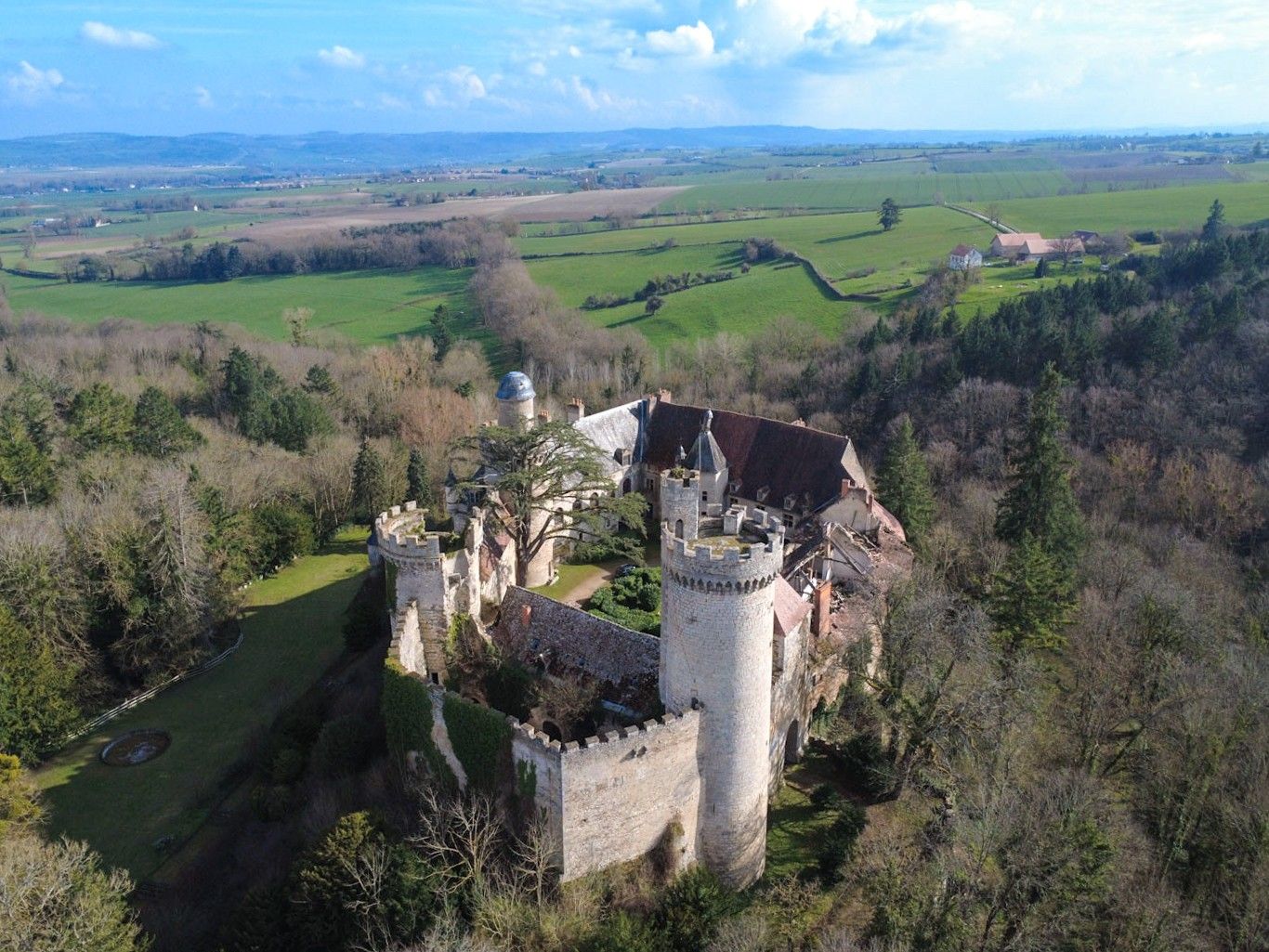 Images Kasteel in Veauce, ten noorden van Clermont Ferrand - Bedreigd monument