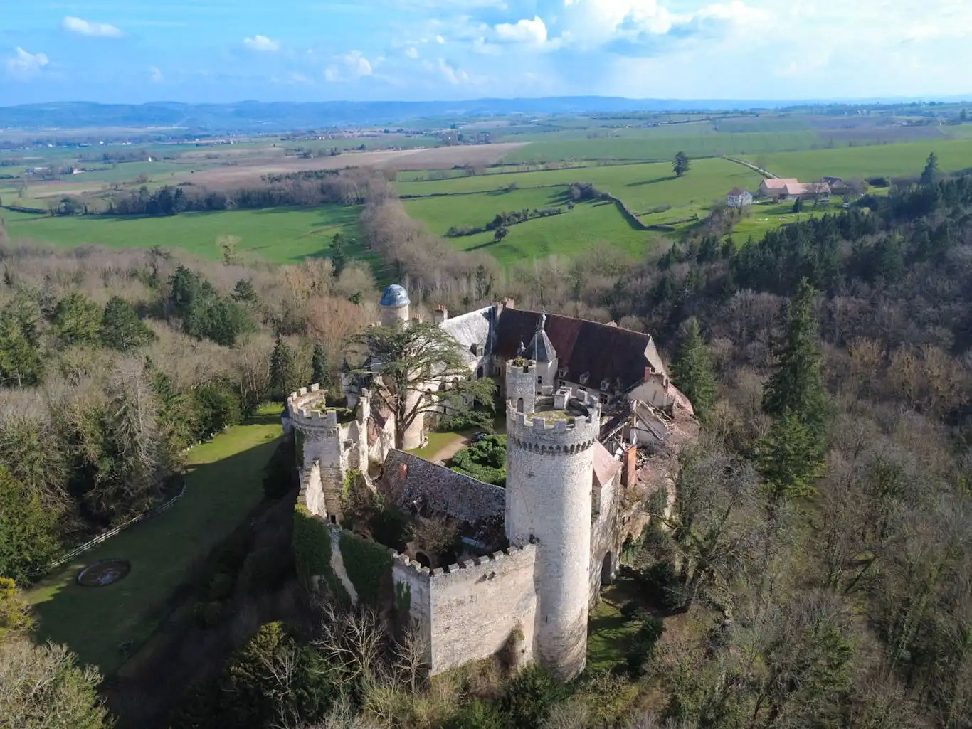 Images Kasteel in Veauce, ten noorden van Clermont Ferrand - Bedreigd monument