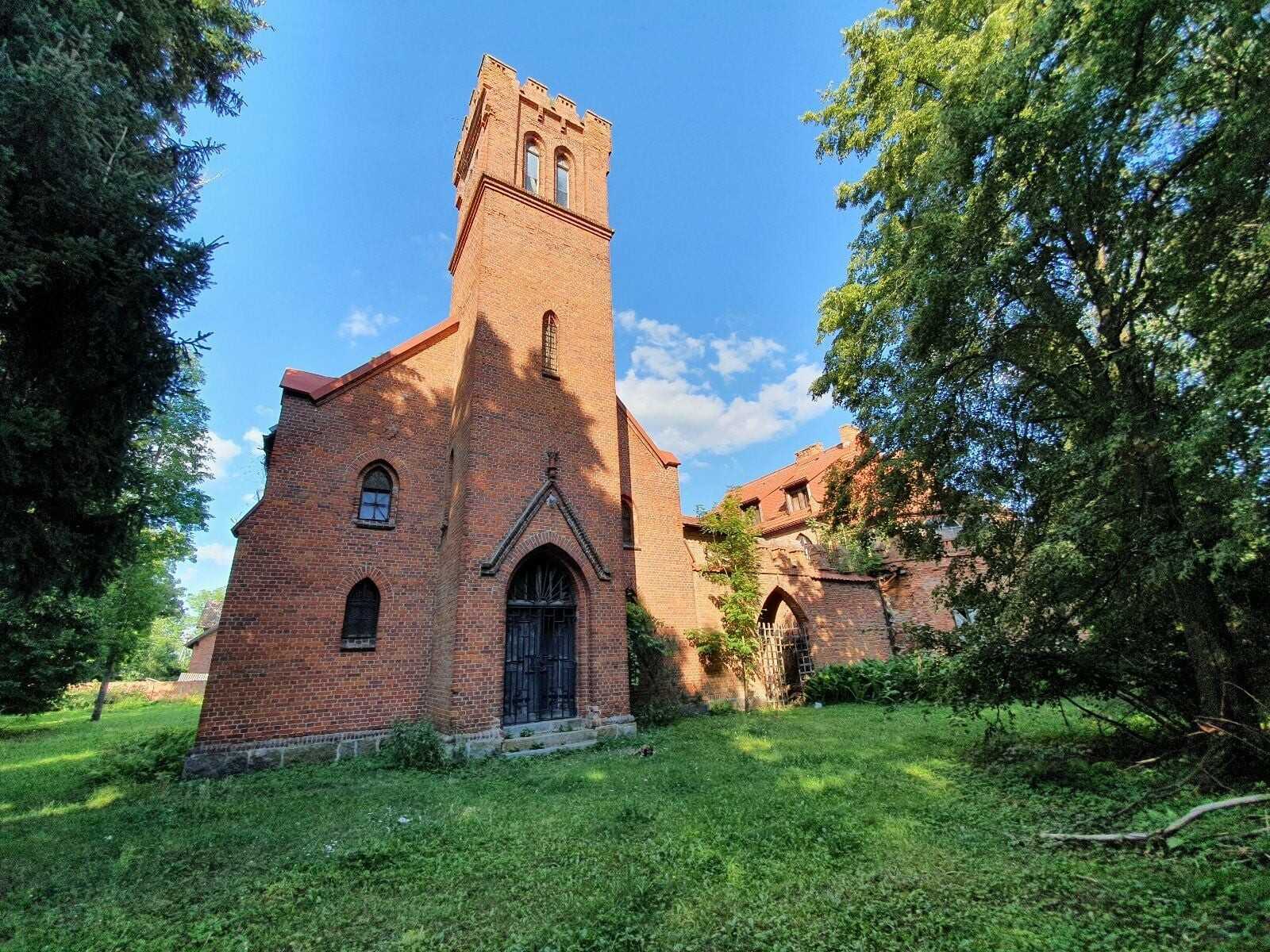 Photos Propriété unique avec petit château et église