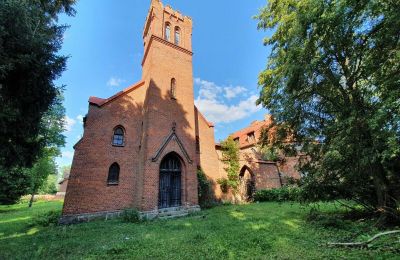 Propriétés, Propriété unique avec petit château et église