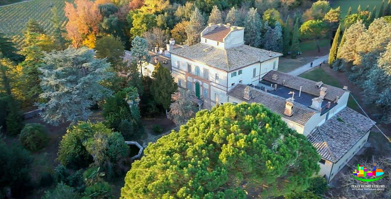 Photos Beau château avec parc en Ombrie