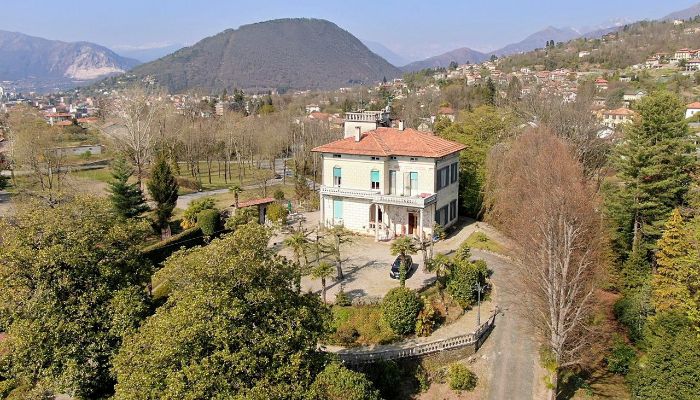 Prachtige historische villa in Verbania met panoramisch uitzicht op het meer