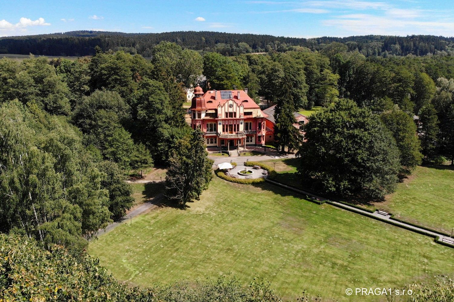 Images Landhuis in Zuid-Bohemen met 8 hectare grond