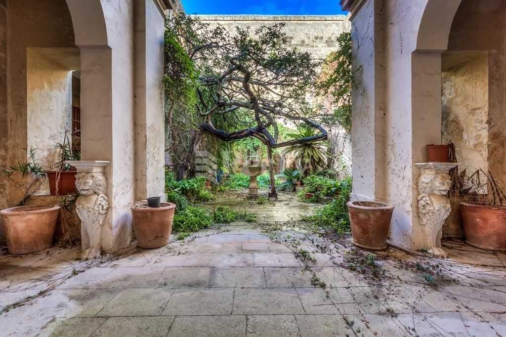 Images Prachtig paleis met binnenplaats in Mdina