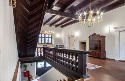 Landhuis te koop Sędzisław, Dwór w Sędzisławiu, Neder-Silezië, Trappenhuis