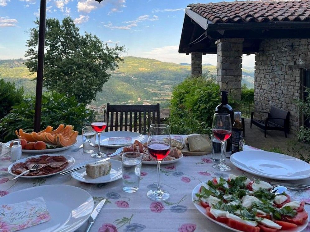 Images Exclusief vakantiehuis in Piemonte met prachtig uitzicht en zwembad