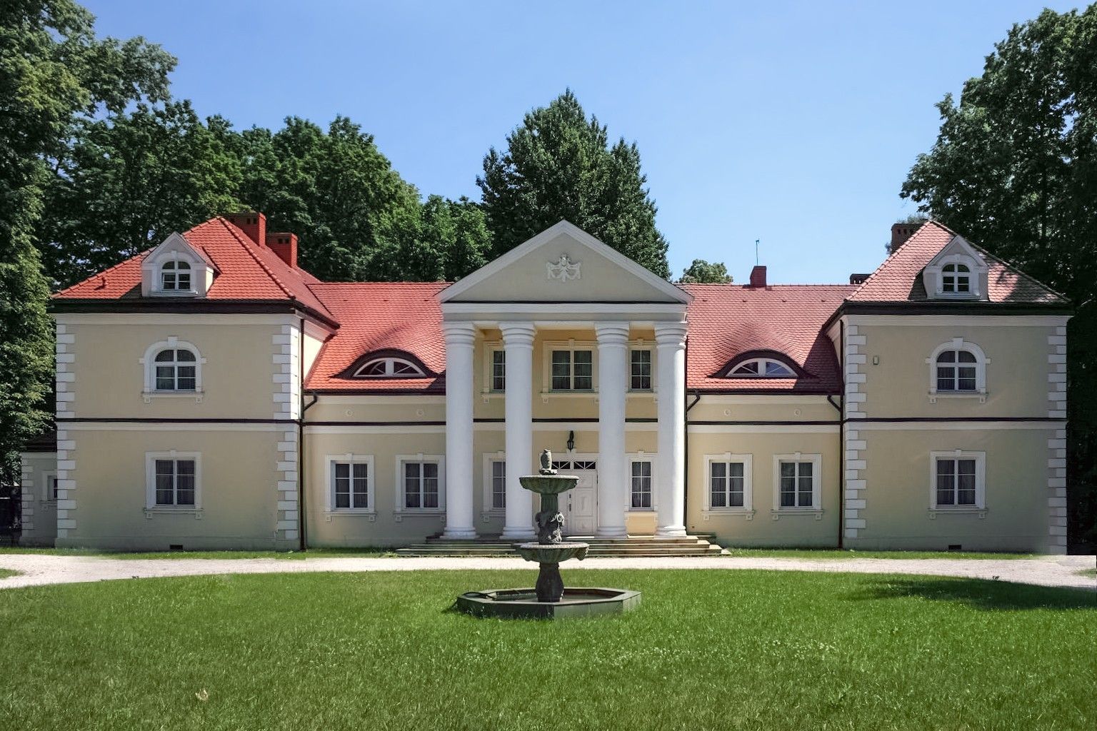 Images Gerenoveerd kasteel in Silezië