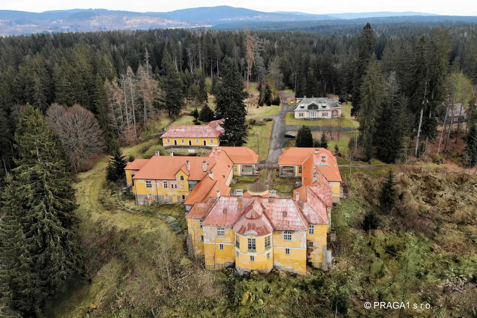 Images Landhuis verscholen in het bos bij Karlovy Vary
