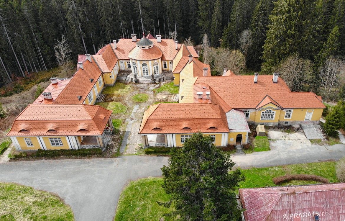 Images Landhuis verscholen in het bos bij Karlovy Vary