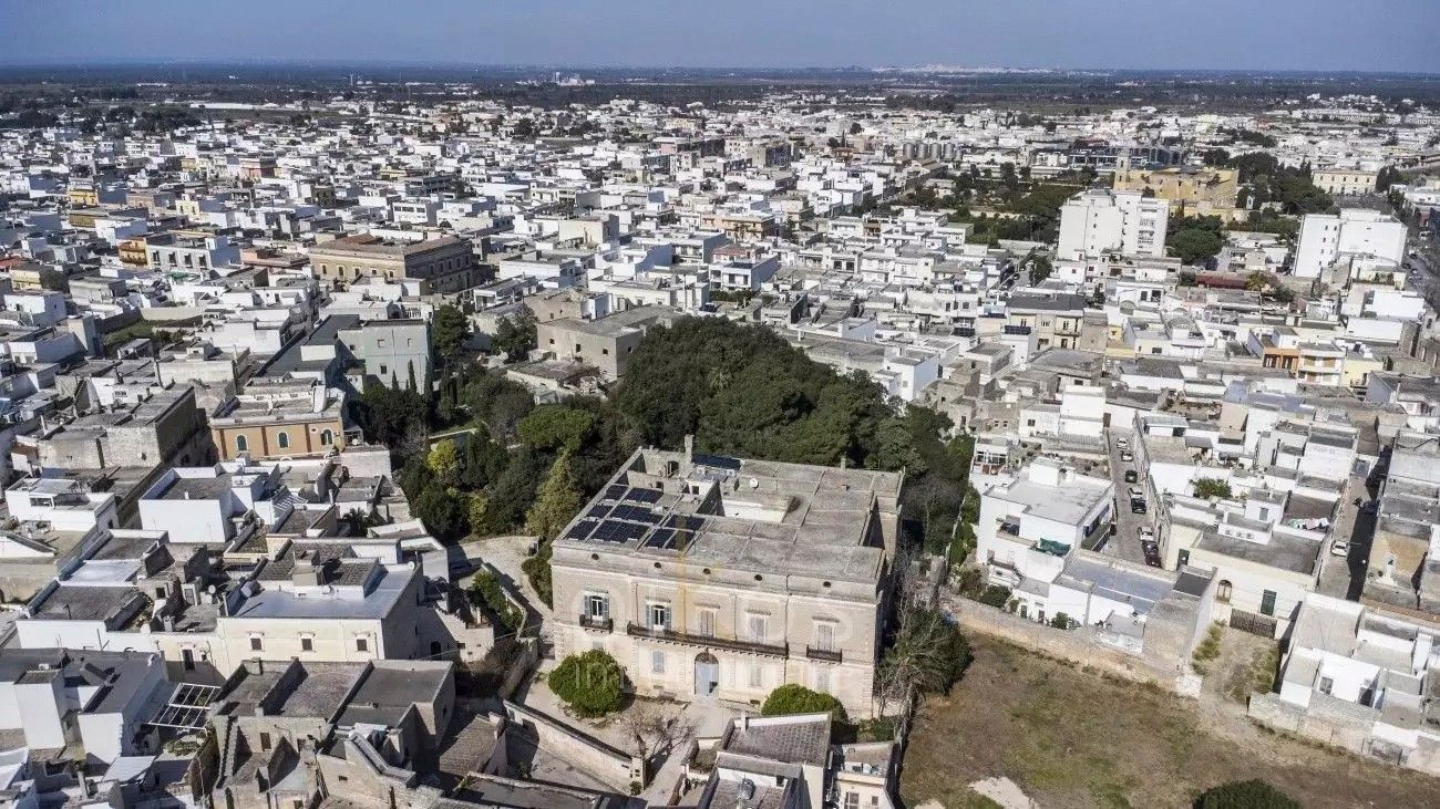 Images Groot elegant paleis in Salento met tuin en zwembad