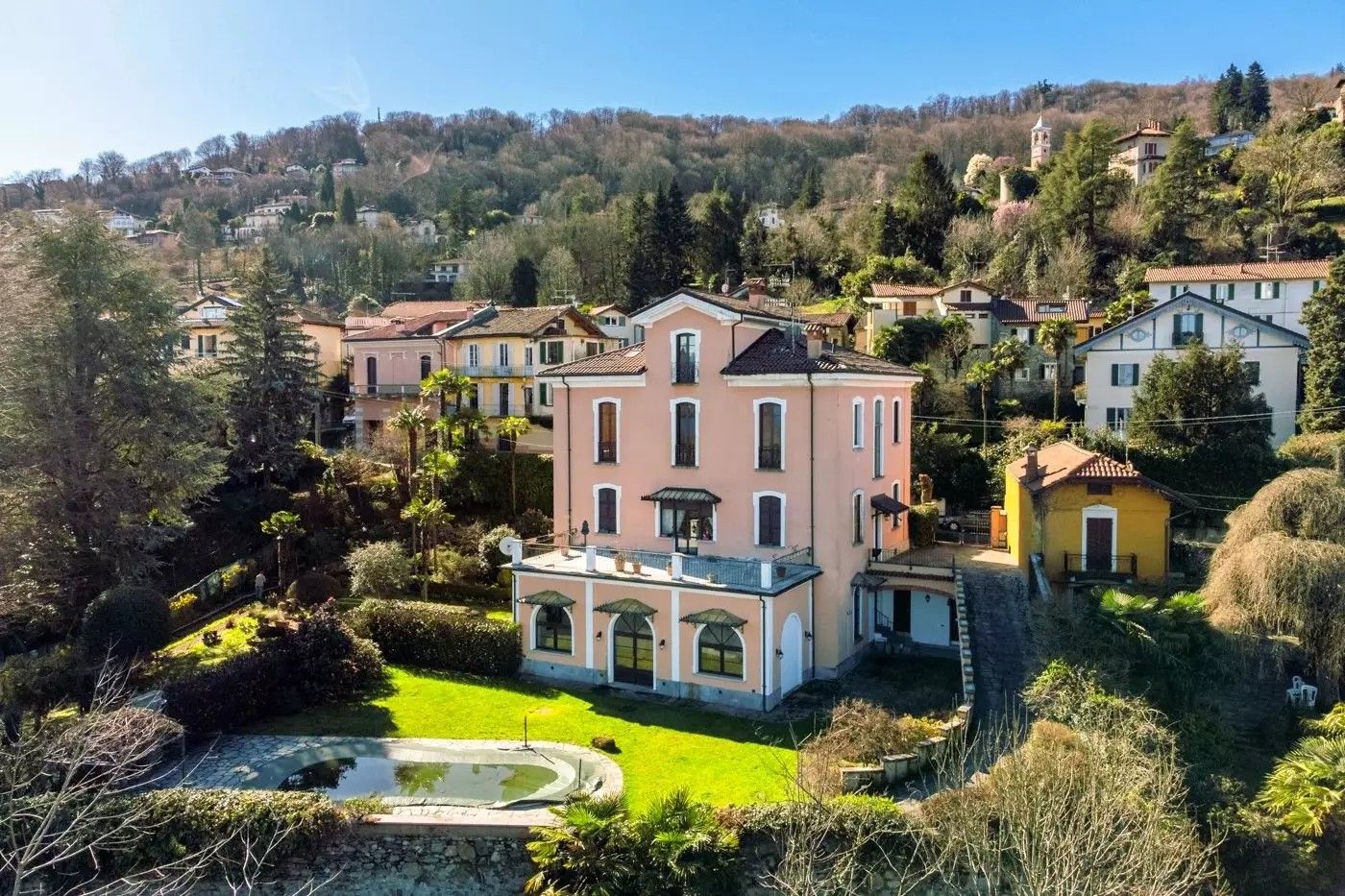 Photos Partie d'une villa historique avec piscine et vue sur le lac à Stresa Binda