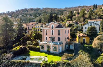 Propriétés, Partie d'une villa historique avec piscine et vue sur le lac à Stresa Binda