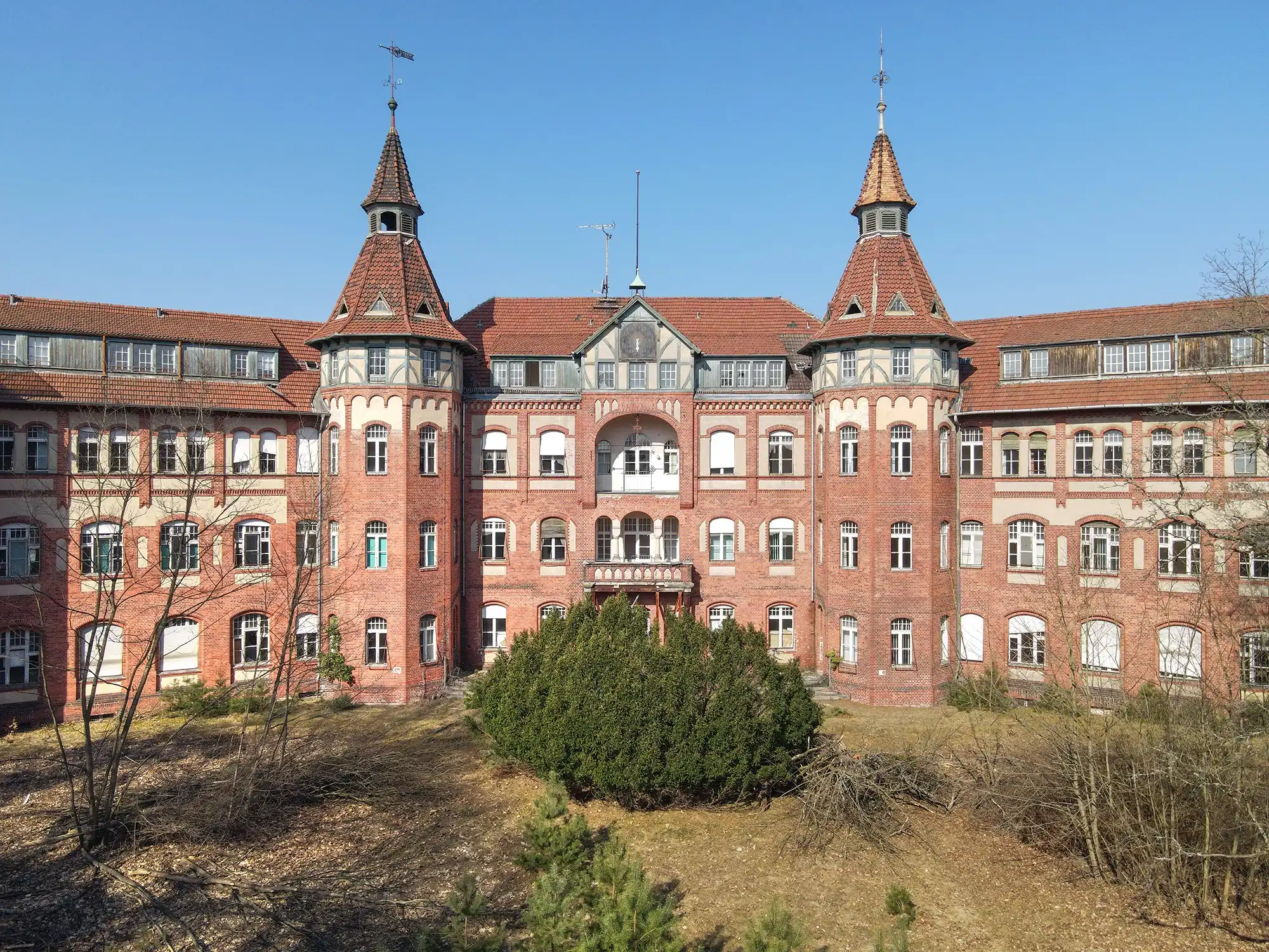 Images Groot terrein in het bos: voormalig kasteel en sanatorium in Brandenburg