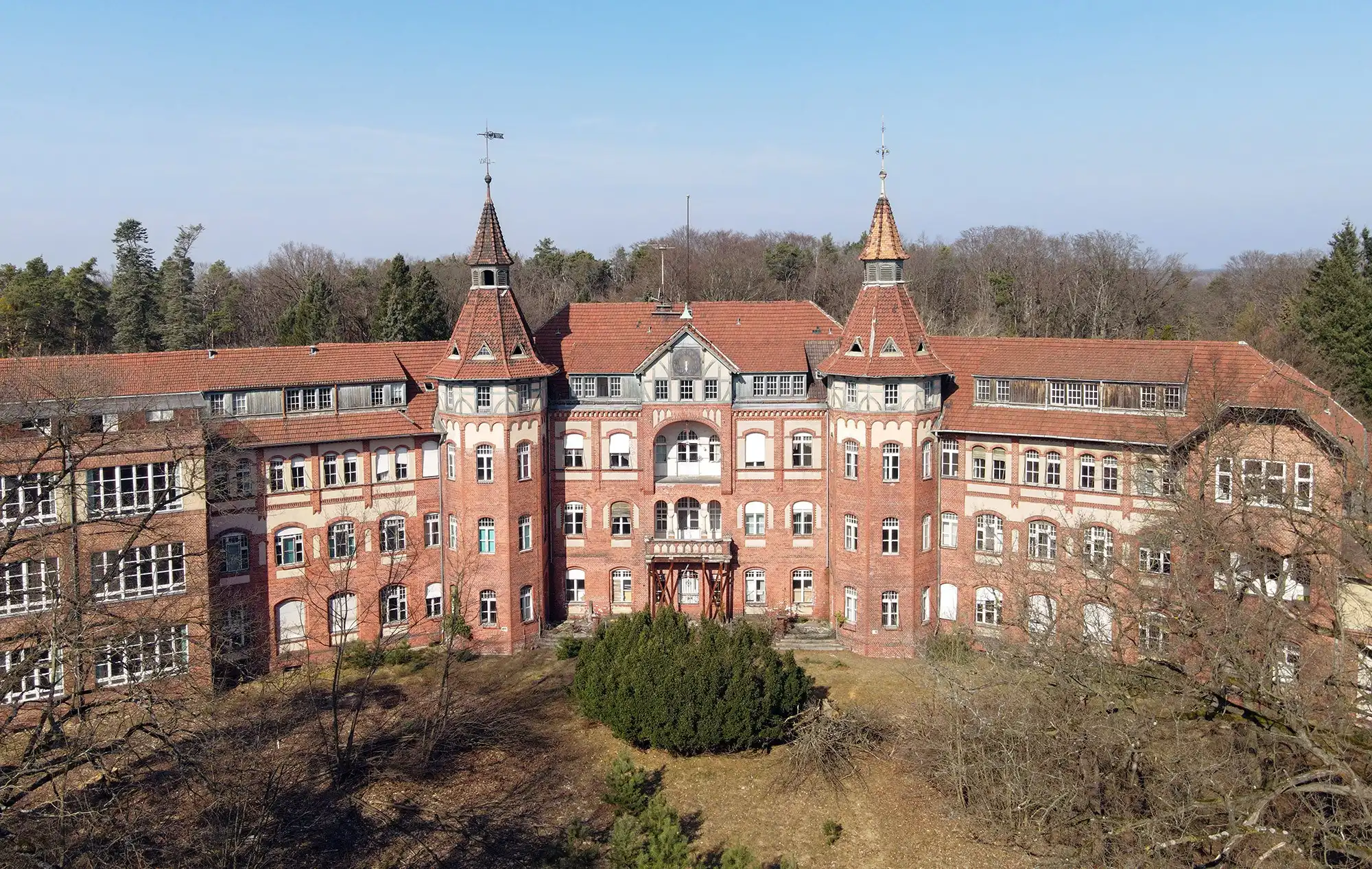 Images Groot terrein in het bos: voormalig kasteel en sanatorium in Brandenburg