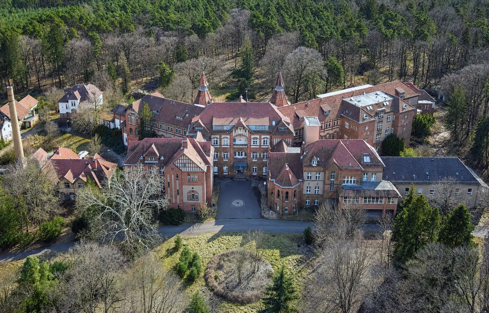 Images Groot terrein in het bos: voormalig kasteel en sanatorium in Brandenburg