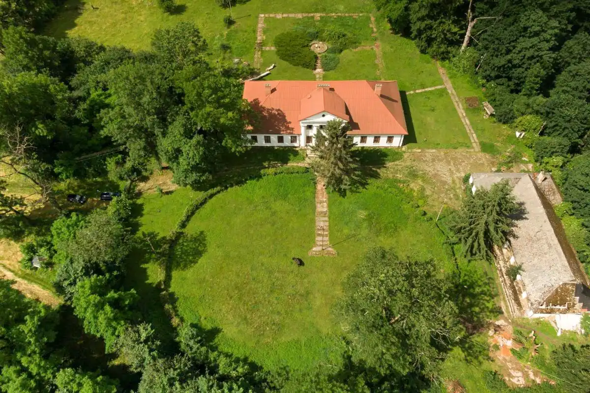 Photos Klassizistisches Herrenhaus in Rożnów, Kleinpolen
