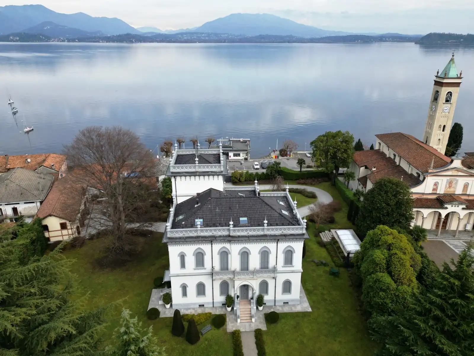 Photos Sorgfältig restaurierte Historismus-Villa mit gepflegtem Park und Blick auf den Lago Maggiore