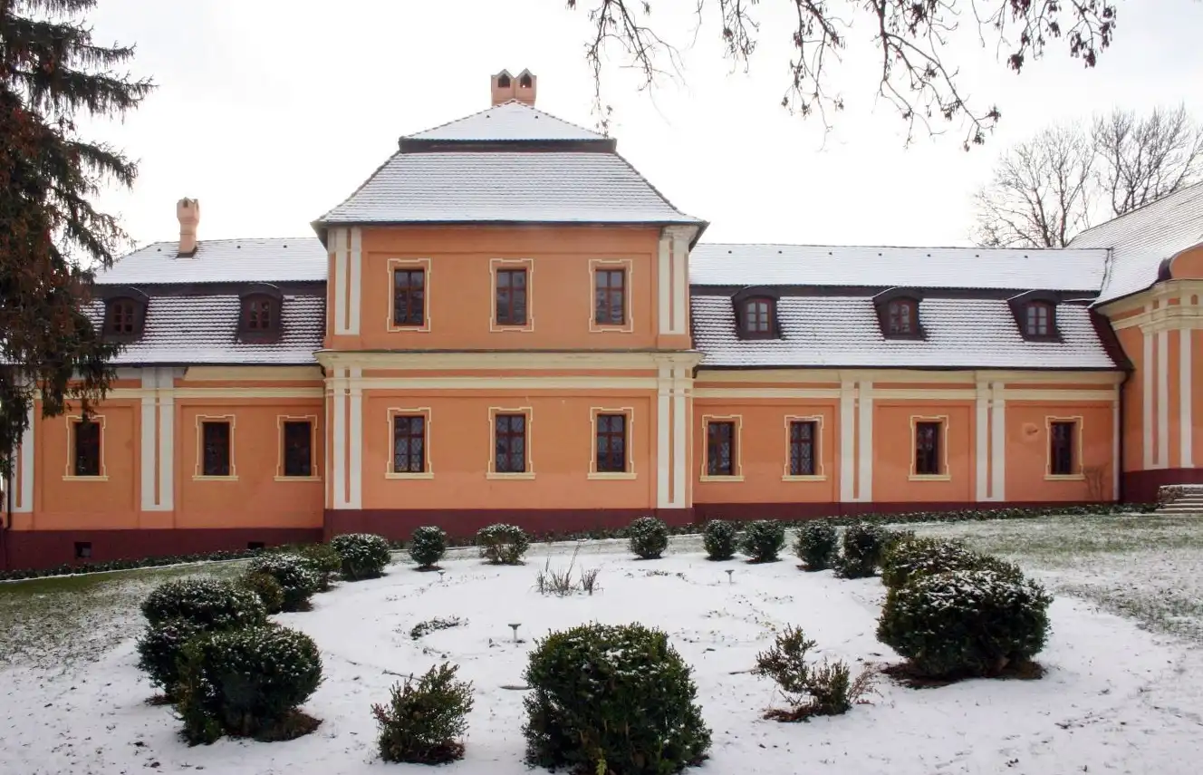 Photos Neskorobarokový kaštieľ na západnom Slovensku, v blízkosti termálnych kúpeľov
