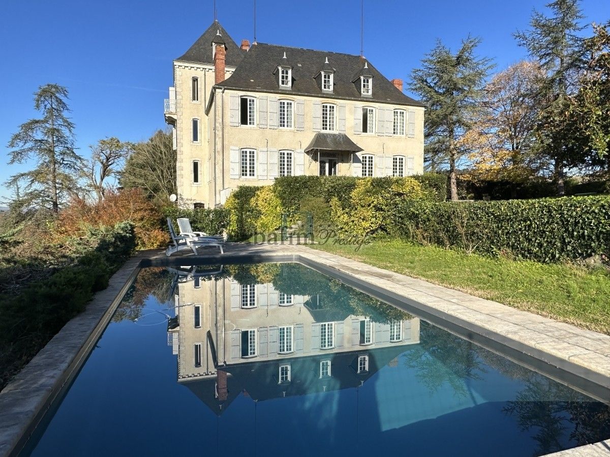 Images Prachtig kasteel met uitzicht op de Pyreneeën
