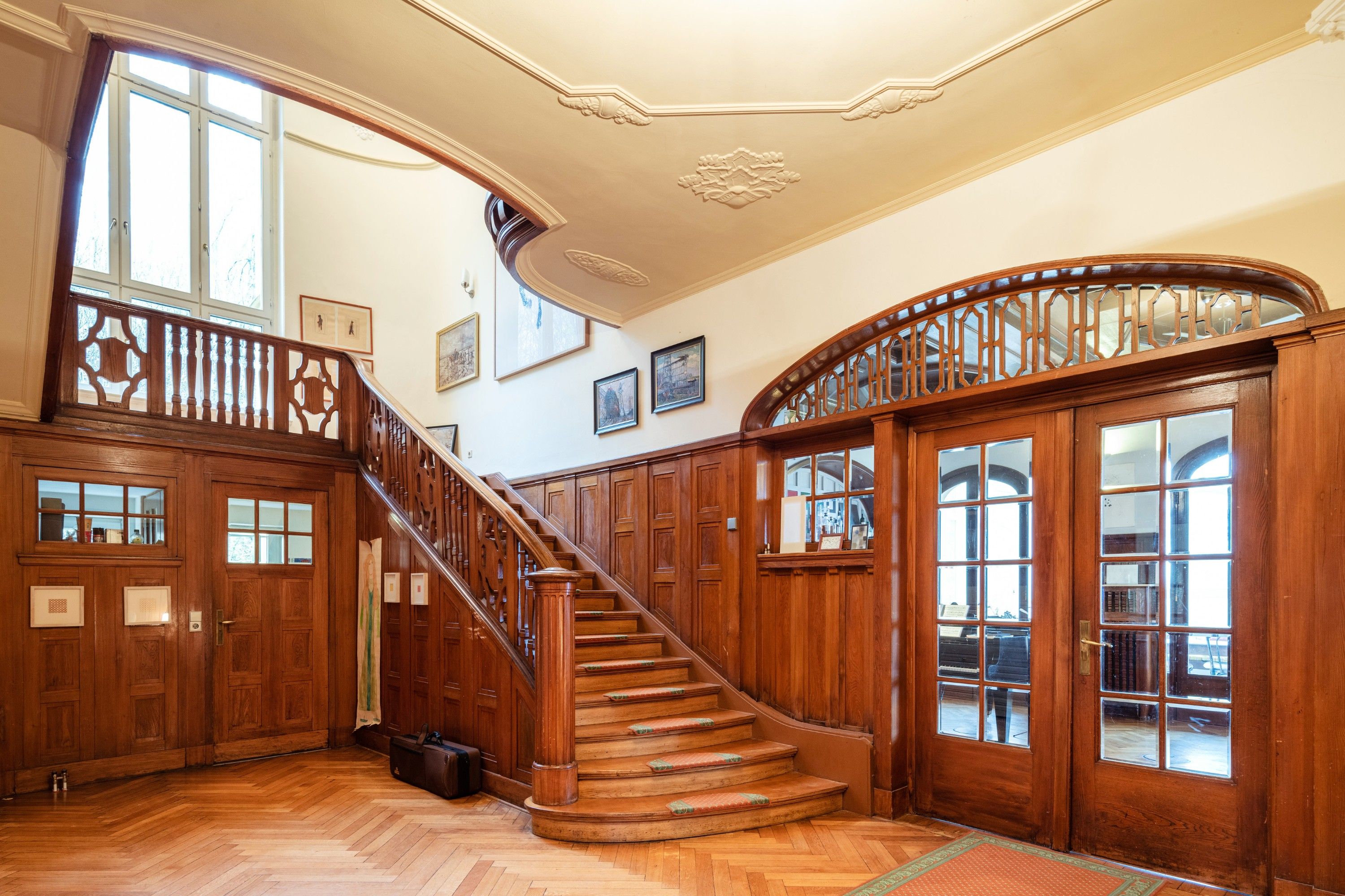 Images Wonen in een historische villa: Ruim duplexappartement voor artsen, onderzoekers en kunstliefhebbers