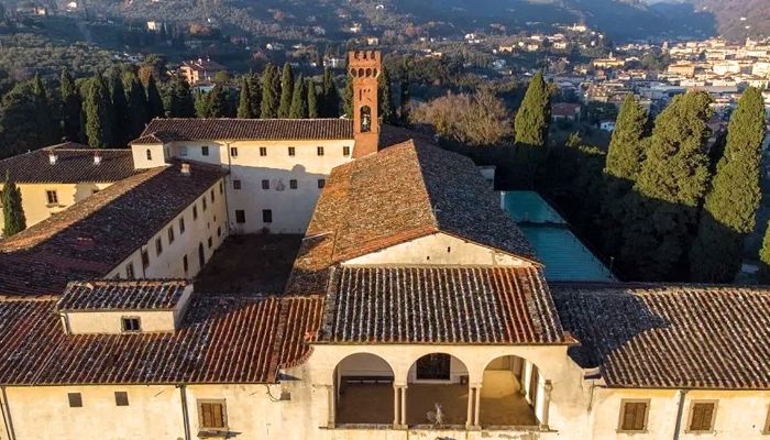 Klooster te koop Pescia, Toscane,  Italië