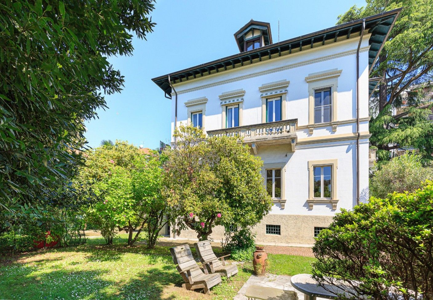 Images Villa met toren, park en zwembad in Verbania
