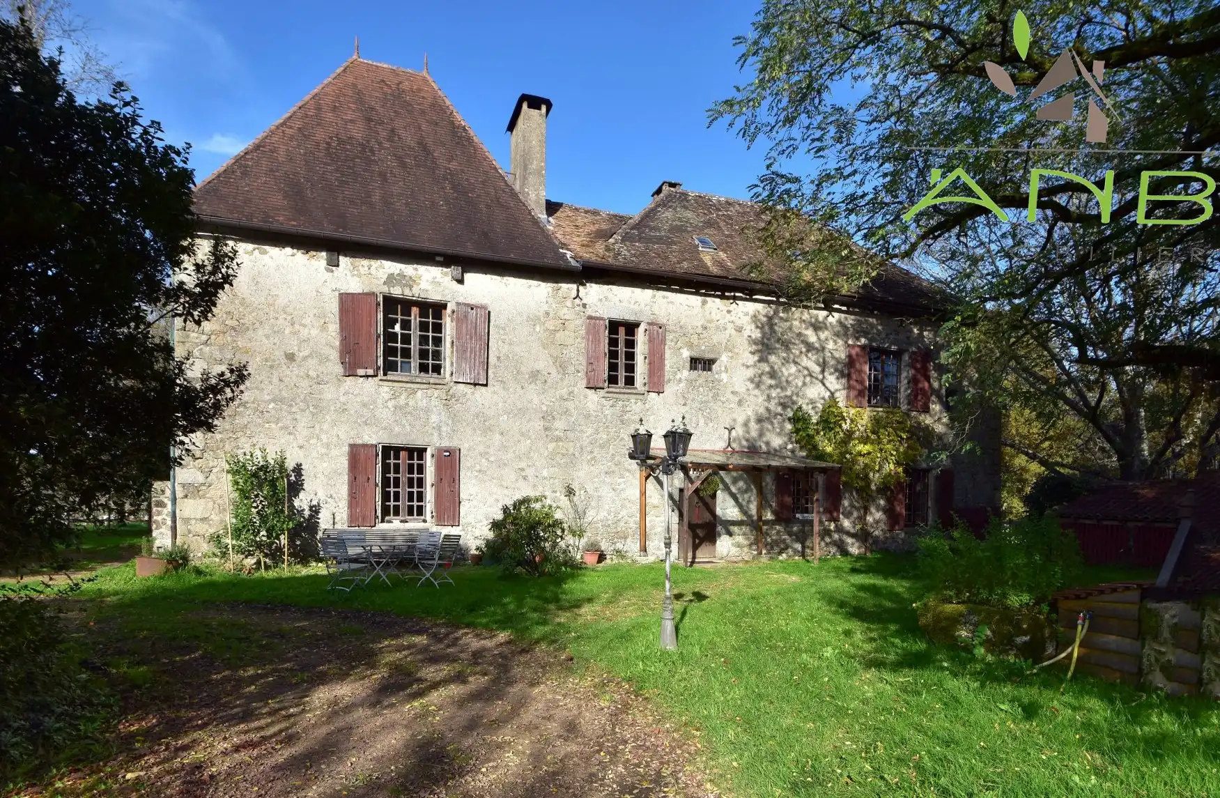 Images Landhuis met vakantiehuizen, vijver en weilanden