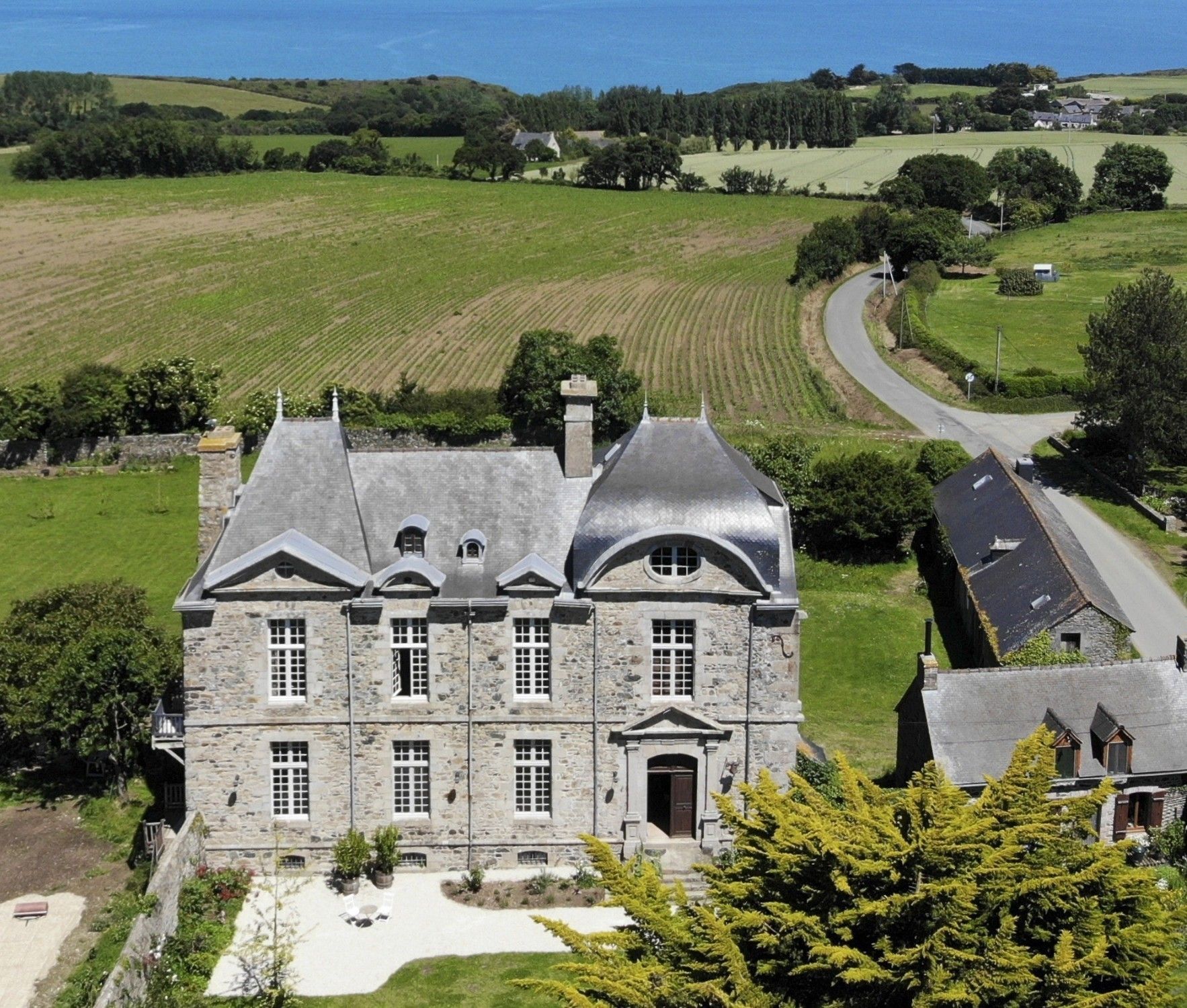 Photos Château avec vue magique sur la mer près de Saint Brieuc
