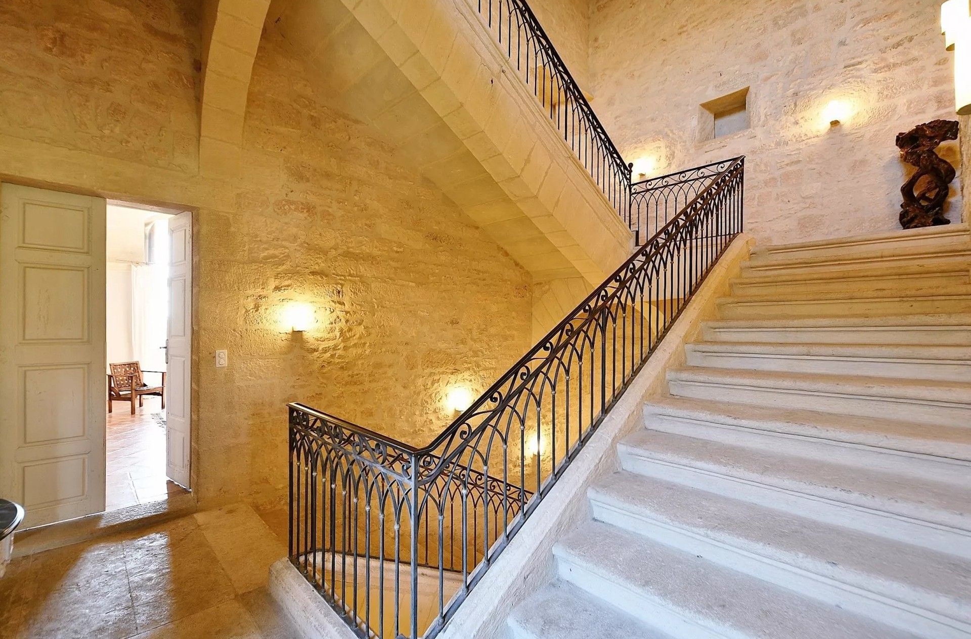 Images Kasteel bij Uzès - waar het oude en het moderne samenkomen