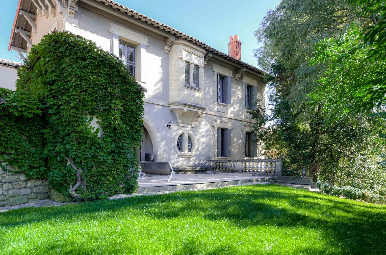 Photos Propriété historique avec jardin à Uzes
