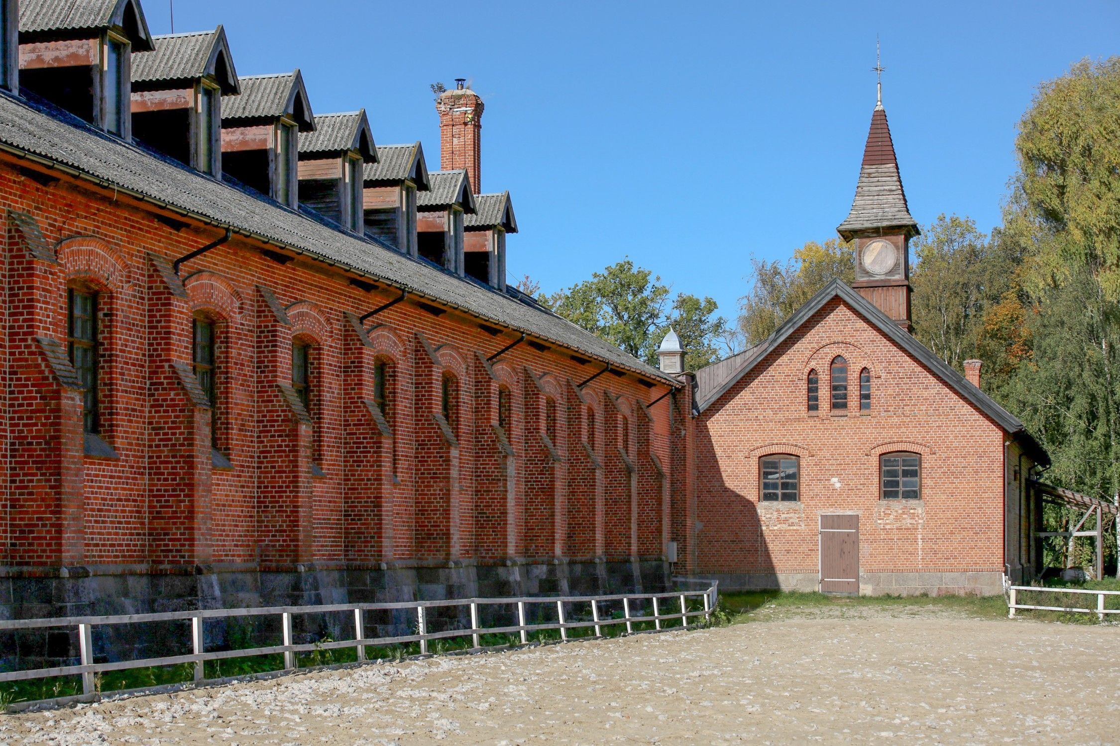 Photos Haras historique avec manège, dépendances, boxes et remise à calèches en Lituanie