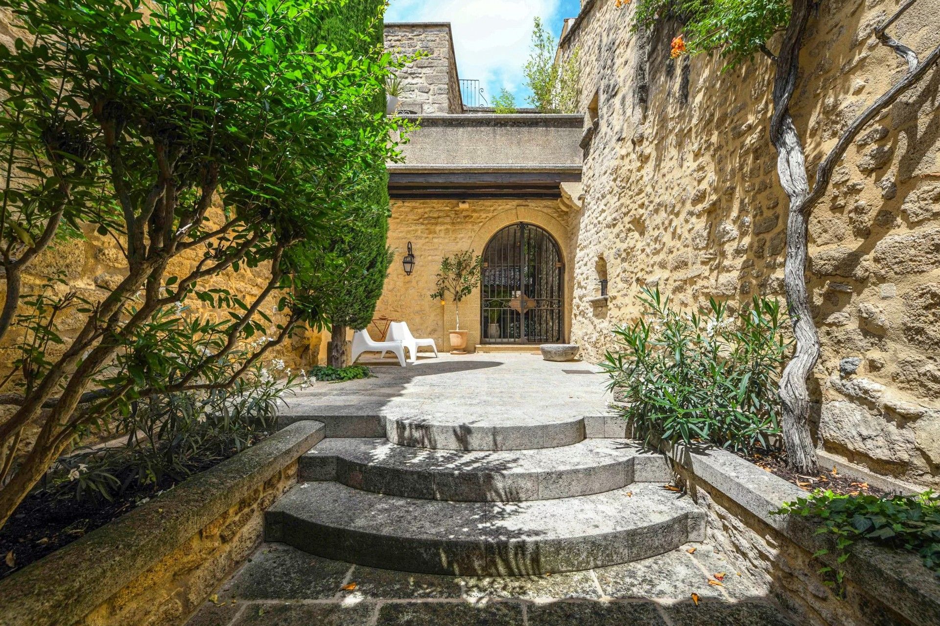 Photos Maison en pierre historique avec cour intérieure et terrasse sur le toit dans un village plein de charme