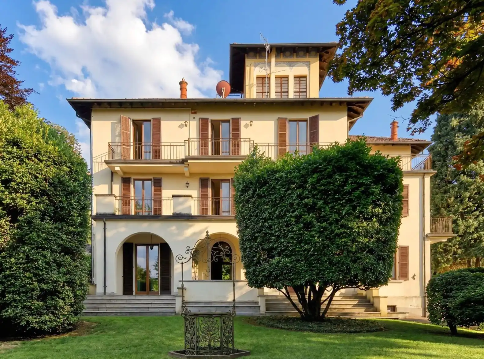 Photos Villa mit Panoramaturm, Seeblick und Garten im Kurort Stresa