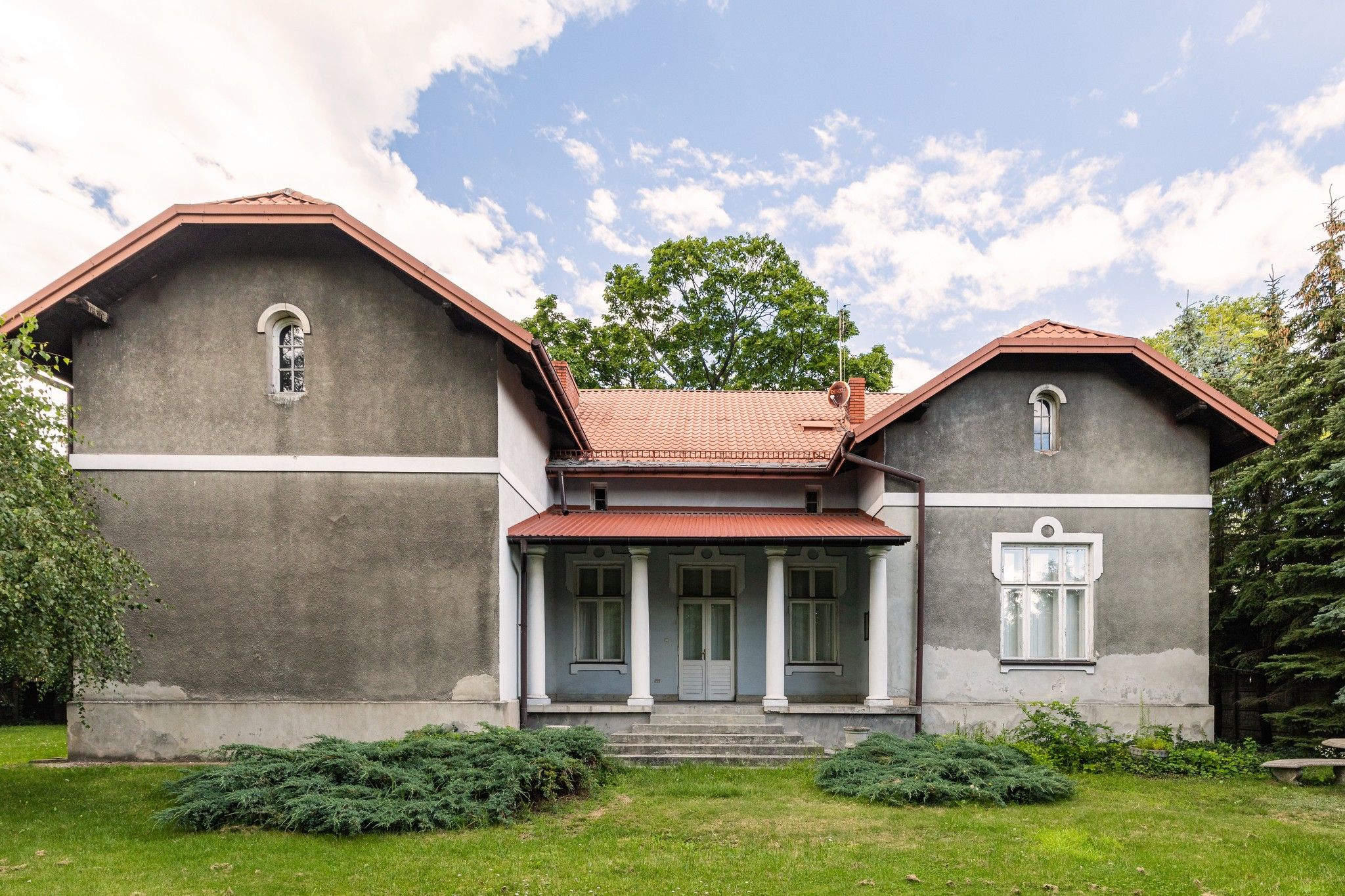 Images Historic villa for renovation near Warsaw in Grodzisk Mazowiecki