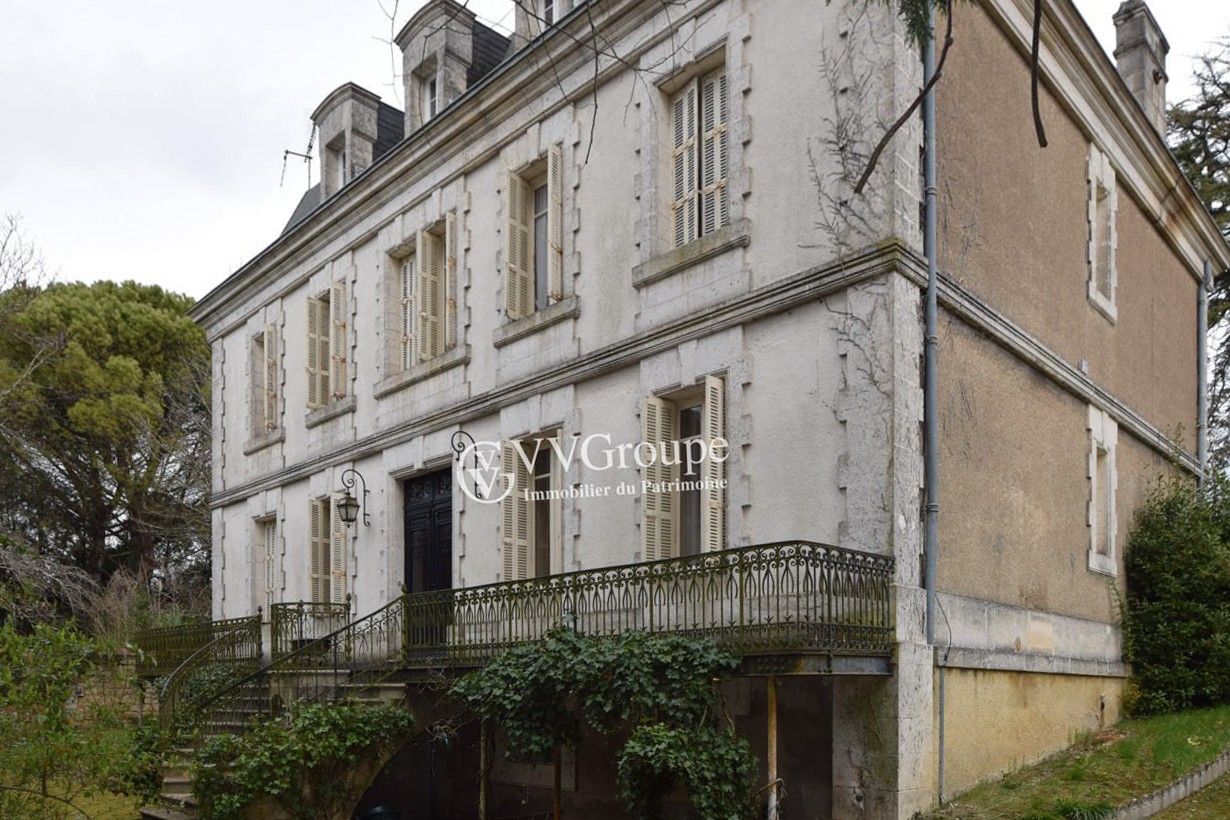 Images  Historisch landhuis uit 1880 met tuin en bijgebouwen nabij Angoulême