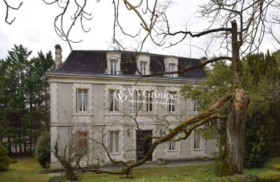 Historische villa te koop Angoulême, Nouvelle-Aquitaine, Vooraanzicht