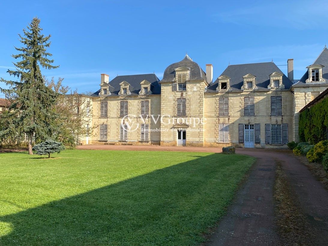 Images Te renoveren kasteel in West-Frankrijk
