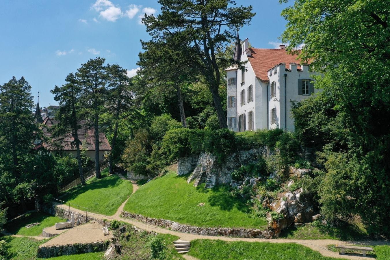 Photos Demeure historique avec vue imprenable sur le lac de Bienne et jardin privé en Suisse