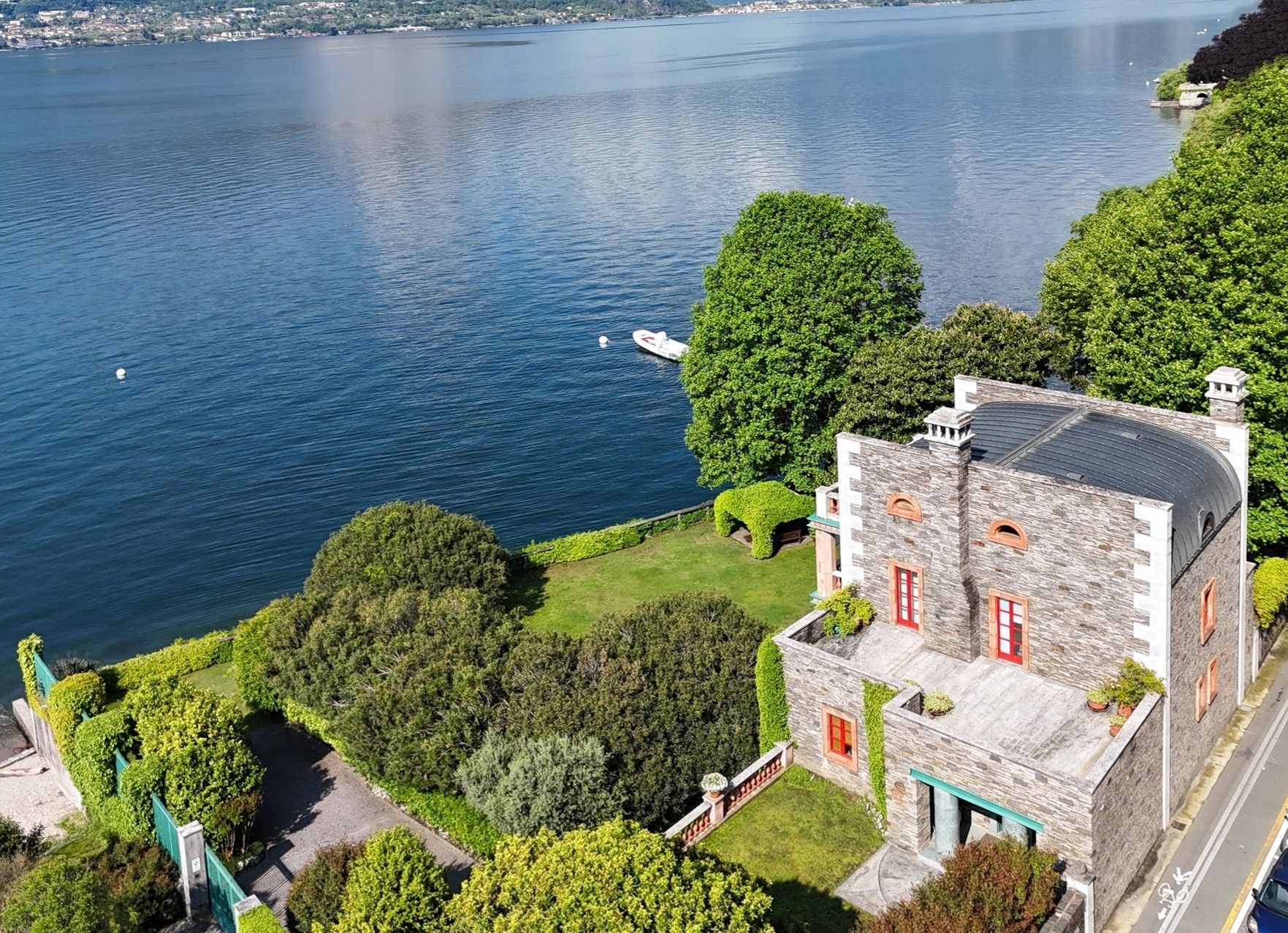 Images Historische villa aan het Lago Maggiore in Verbania met aanlegsteiger en panoramisch uitzicht