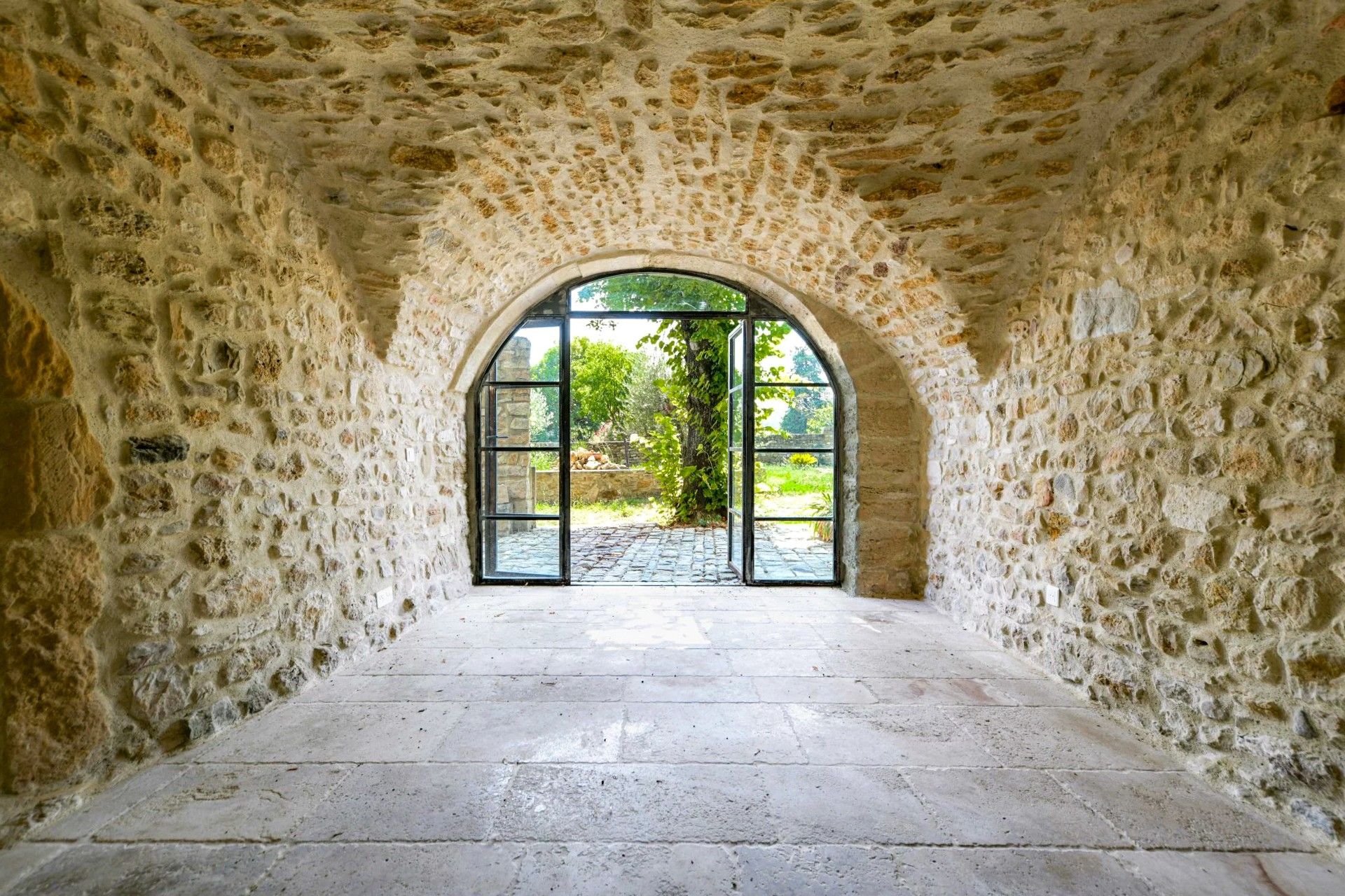 Photos Maison de caractère rénovée près d’Uzès avec jardin, piscine et potentiel d’aménagement