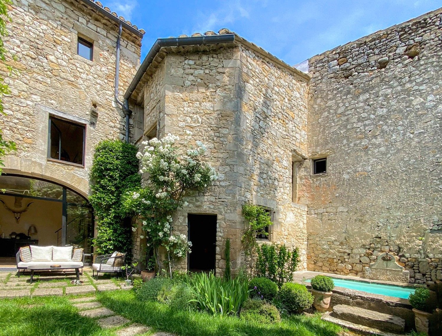 Images Natuurstenen toevlucht met privé tuin en mediterraan karakter