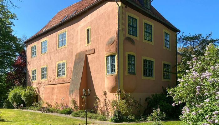 Kasteel met gracht in Noord-Duitsland: historisch monument op 19 hectare natuurgrond