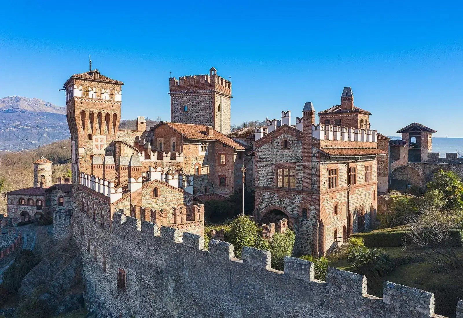 Images Kasteel in Piemonte met hotel en 40 hectare grond