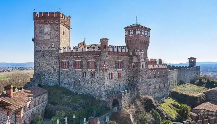 Château medieval près d’Ivrea avec hôtel, parc de 40 ha et vue sur les Alpes