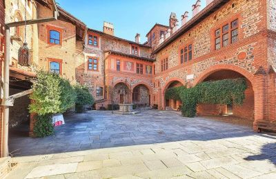Burcht te koop Pavone Canavese, Piemonte, Binnenplaats